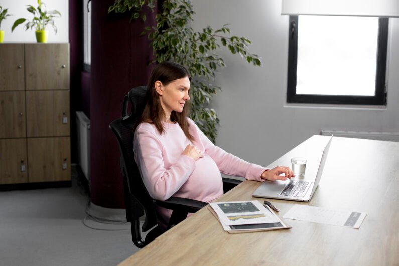 How to Embrace Motherhood Without Losing Yourself. Image: freepick.