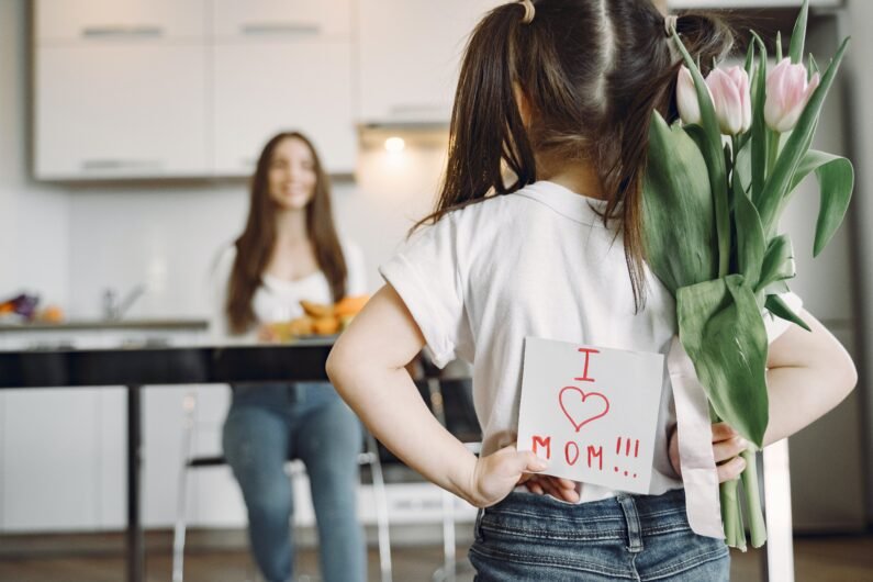 How to Grow A Business As a Home Staying Mom Without Sacrificing Family Time