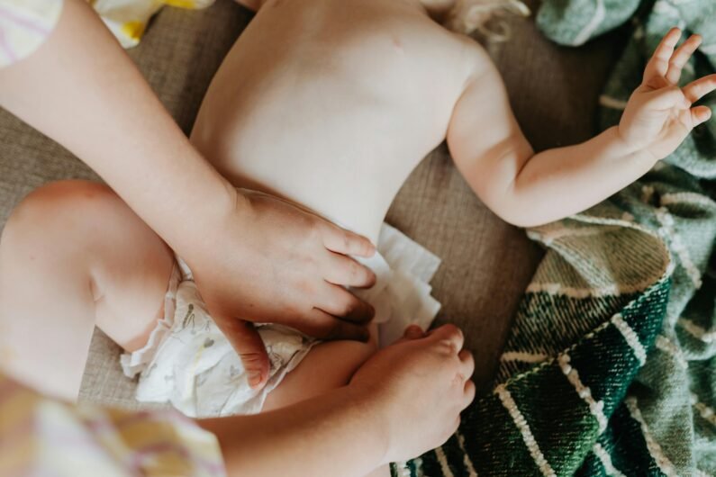 Huggies vs. Pampers: The Diaper Comparison Guide 2025. Image: pexels.